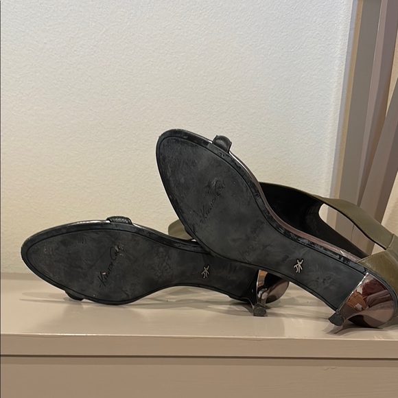 Kenneth Cole Green and Black Heels with Kitten Heel - Picture 8 of 9